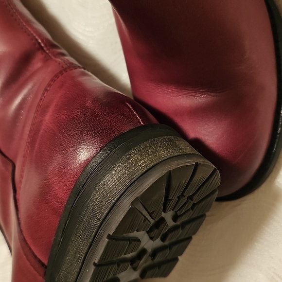 Umberto Raffini Red Heeled Boots with Polished Leather and Classic Design - Picture 4 of 12